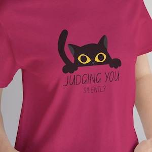 おもしろ猫シャツ | 皮肉な猫好きTシャツ | 静かに判断する | 猫ママへのギフト | 動物好きTシャツ | 猫ママのユーモアシャツ