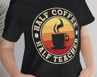 Halve koffie halve leraar T-shirt | Grappig cadeau, Bella+canvas T-shirt