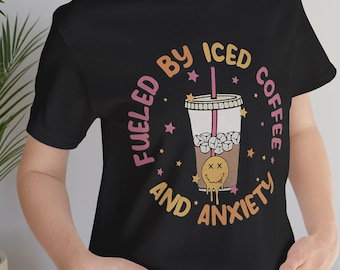 アイスコーヒーと不安に駆り立てられたTシャツ：皮肉なメンタルヘルスTシャツ