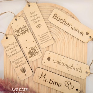 May include: Five wooden bookmarks with laser-engraved designs. The bookmarks feature various sayings about books, including "Read books, drink coffee, be happy", "Gute Bücher sind wie Kekse", "Bücher wurm", "Lieblingsbuch", and "Me time".