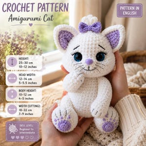 Pode incluir: Um padrão de crochê amigurumi de gato branco com orelhas internas roxas, um laço roxo e almofadas roxas nas patas. O gato tem olhos azuis grandes e cílios longos. Texto: CROCHET PATTERN Amigurumi Cat, PATTERN IN ENGLISH, dimensões 25-30 cm.