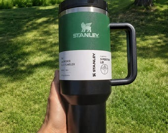 Vaso térmico Stanley Wicked x Target Elphaba de 40 oz H2.0 FlowState Quencher