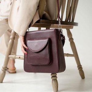 Klassische Stil personalisierte Ledertasche, Burgund Abendtasche, Leder Umhängetasche, Frauen Stadt Geldbörse, Jubiläumsgeschenk für sie