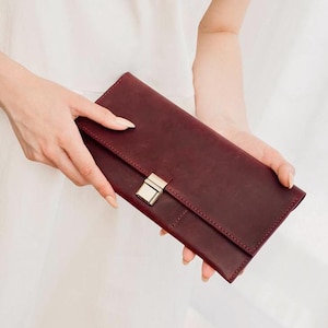 Cartera de viaje personalizada, organizador de cuero, cartera de viaje de cuero burdeos, porta pasaporte con nombre grabado, regalo de graduación
