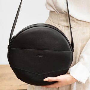 Kreisförmige Ledertasche, große runde Ledertasche, Crossbody handgefertigte Geldbörse im Vintage-Stil, Innenfächer, verstellbar, Damengrifftasche