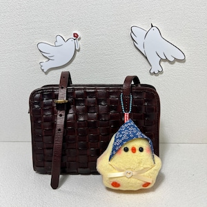 Handmade Plush Chick Keychain with Floral Hood – Soft Yellow Fluffy Bag Charm, Cute Chick Plushie, Kawaii Animal Key Ring, Unique Gift Idea