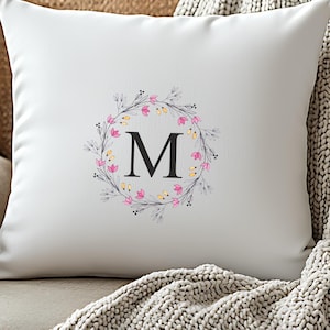 Könnte beinhalten: Ein Set aus drei Keramikbechern mit gesprenkelter, matter Oberfläche. Jeder Becher hat eine andere Farbe: hellblau, cremefarben und grau. Die Becher haben ein schlichtes, modernes Design und einen bequemen Griff.