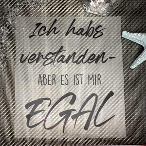 Könnte beinhalten: Ein weißes Schild mit schwarzem Text, auf dem steht "Ich habs verstanden - aber es ist mir EGAL".