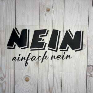 Könnte beinhalten: Schwarz-weißes Grafikdesign mit dem Wort "NEIN" in fetten Buchstaben und dem Text "einfach nein" darunter. Das Design ist auf einem weißen Holzgrund.