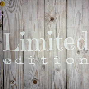 Könnte beinhalten: Weißer Text auf Holzgrund mit der Aufschrift "Limited edition".
