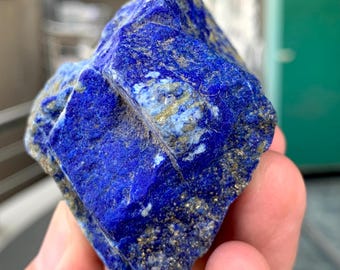 Polerowany kamień szlachetny Lapis Lazuli – głęboki niebieski kryształ z drobinkami pirytu