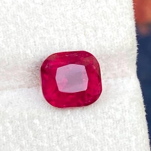 Gema natural de turmalina rubelita – Gema facetada de color rojo frambuesa con talla cojín (2,8 ct)