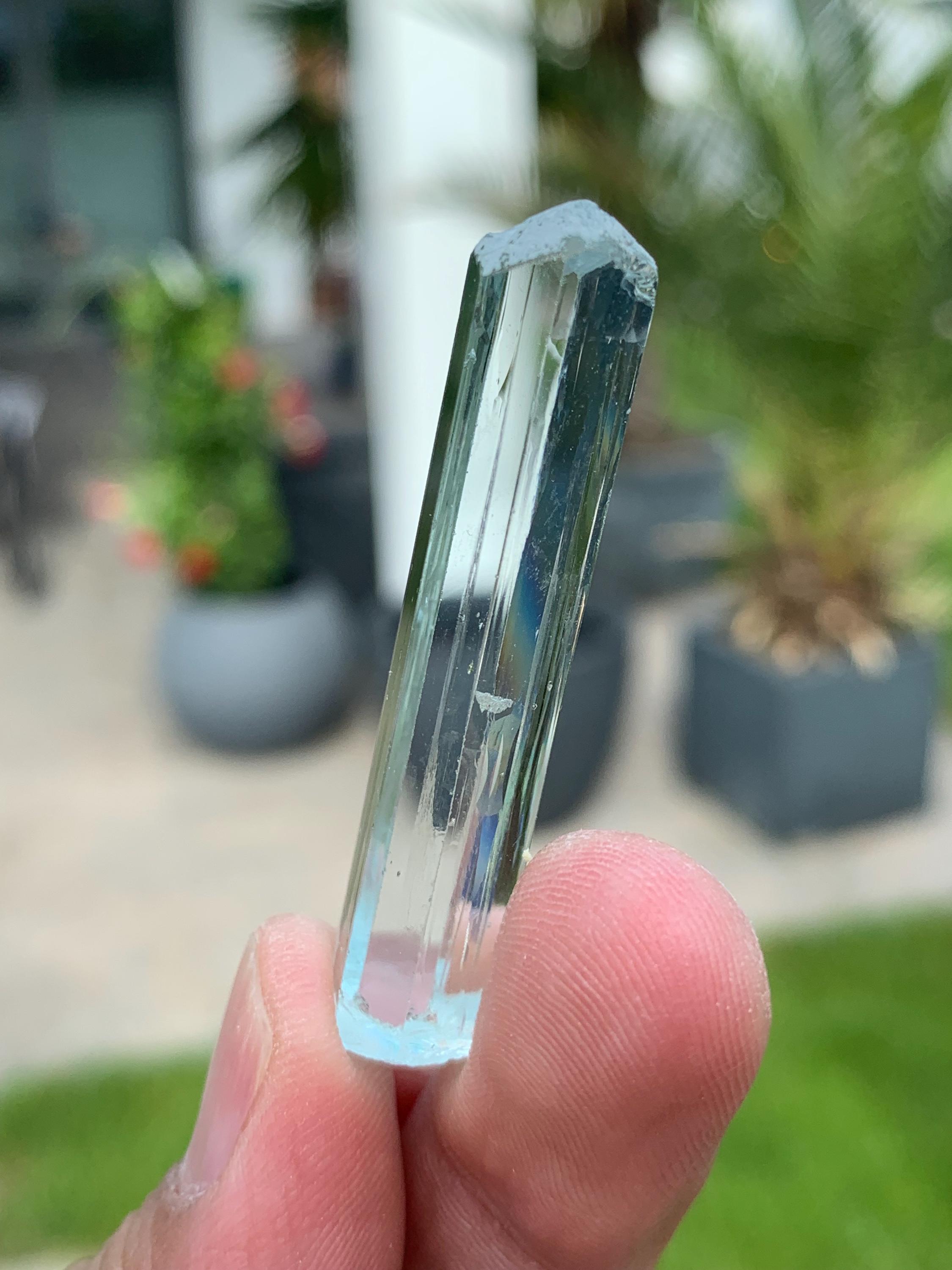 原石アクアマリンクリスタル：アフガニスタン産、透明ブルーの宝石