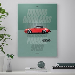 Puede incluir: Un póster de un Porsche 911SC descapotable rojo con el texto "Famous Movie Cars" y "1984" en blanco. El póster tiene un fondo verde azulado con texto blanco adicional, incluyendo las palabras "All Odds" y una cita. El coche es un coche deportivo clásico.