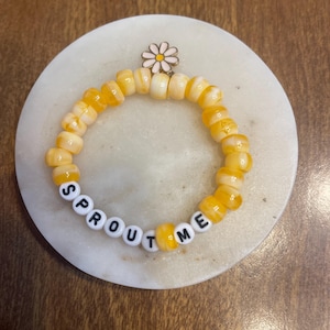 &quot;Kandi Armband &quot;&quot;Sprout Me&quot;&quot; mit Blumencharm.&quot;