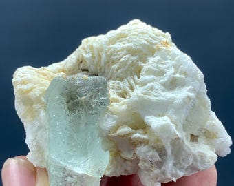 Natuurlijke geëtste afsluiting hemelsblauw aquamarijnkristal gecombineerd veldspaat, aquamarijnmonster 70,80 gram