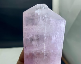 Cúmulo de cristal de kunzita rosa, muestra mineral en bruto (151,18 gramos)
