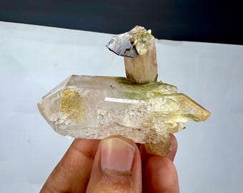 Ruw brookietkristal met kwartsmonster, baluchistanmijn