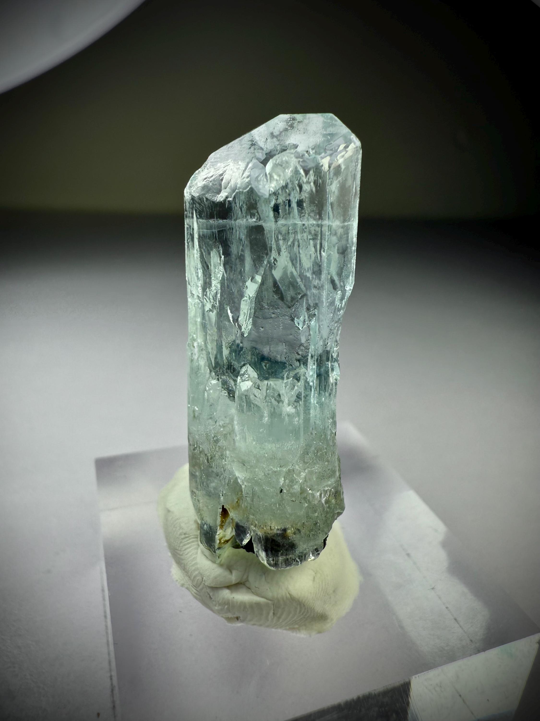 エッチング加工されたアクアマリンクリスタル：パキスタン、スカルドゥ