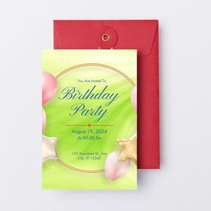 Op de afbeelding: Een verjaardagsfeestuitnodiging met een groene en witte achtergrond, met roze en gouden ballonnen. De uitnodiging bevat de tekst "You Are Invited To Birthday Party" en evenementdetails. Een rode envelop bevindt zich achter de uitnodiging.