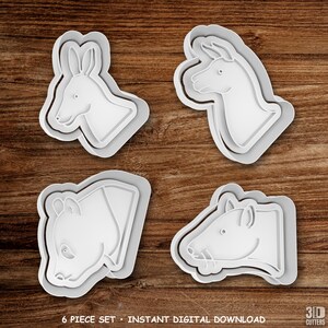 Op de afbeelding: Een set van vier witte plastic koekjesvormen in de vorm van dierenkoppen, waaronder een kangoeroe, een lama, een beer en een muis. De tekst 6 PIECE SET - INSTANT DIGITAL DOWNLOAD en 3D CUTTERS staat onderaan de afbeelding gedrukt.