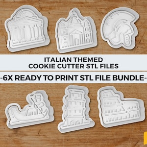 Può includere: Una collezione di sei formine per biscotti in plastica bianca a tema italiano, tra cui un elmo romano, una gondola e monumenti famosi. Il testo "ITALIAN THEMED COOKIE CUTTER STL FILES" è visualizzato. Il pacchetto è pronto per la stampa.