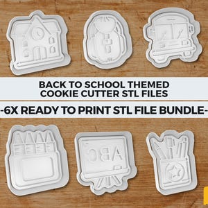 Può includere: Una collezione di sei formine bianche per biscotti a tema scolastico, tra cui una scuola, uno zaino e un autobus scolastico. Il testo "BACK TO SCHOOL THEMED COOKIE CUTTER STL FILES" è visualizzato sopra le formine.