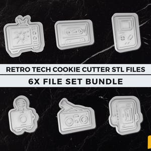 Może przedstawiać: Zestaw sześciu białych foremek do ciastek w kształcie przedmiotów retro tech: telewizora, kasety, konsoli do gier przenośnej, aparatu fotograficznego, radia i komputera. Tekst brzmi "Retro Tech Cookie Cutter STL Files" i "6X File Set Bundle".