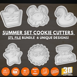 Könnte beinhalten: Ein Set aus sechs weißen Kunststoff-Ausstechern in Sommerformen: eine Strandtasche, eine Krabbe, ein Flamingo, ein Stern, eine Sonnenbrille und ein Auto mit Surfbrett. Der Text "SUMMER SET COOKIE CUTTERS" und "STL FILE BUNDLE 6 UNIQUE DESIGNS!" ist zu sehen.