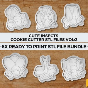 Può includere: Sei formine per biscotti in plastica bianca a forma di insetti, tra cui uno scorpione, uno scarabeo e una farfalla, sono esposte su una superficie di legno. Il testo "CUTE INSECTS COOKIE CUTTER STL FILES VOL:2 -6X READY TO PRINT STL FILE BUNDLE-" è sopra.