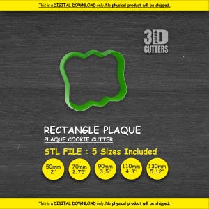 Puede incluir: Un cortador de galletas con forma de placa rectangular verde y bordes ondulados. El texto incluye 3D PRINTABLE CUTTERS, RECTANGLE PLAQUE, PLAQUE COOKIE CUTTER, STL FILE: 5 Sizes Included y cinco círculos amarillos con medidas 50mm, 70mm, 90mm, 110mm, 130mm.