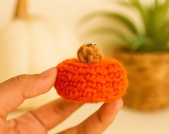 Häkelanleitung für einen Kürbis-Schlüsselanhänger: Einfaches Halloween-Amigurumi (PDF-Anleitung)