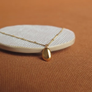 Gold Vermeil Smooth Pebble Pendant – Organic Minimal Necklace