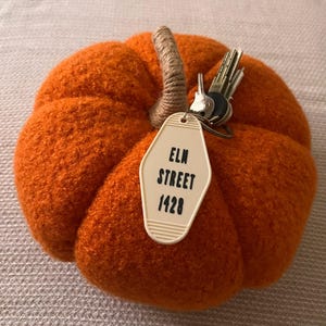 Elm Street Hotel Keychain – 1428 Elm Street Horror Motel Tag – Handmade Retro Keyring – Custom Cult Movie Gift. Vintage Horror accessory.