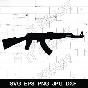 以下が含まれることがあります： AK-47アサルトライフルの黒いシルエット。画像は白い木目調の背景に配置されています。「IT BEAST」の文字が透かしで画像全体に表示されています。画像の下部には「SVG EPS PNG JPG DXF」の文字があります。