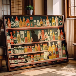 Può includere: Un'illustrazione incorniciata di un gatto nero seduto su uno scaffale pieno di bottiglie colorate. Le bottiglie sono disposte in file sullo scaffale, e ogni bottiglia ha un'etichetta diversa. Il gatto guarda a destra, e la sua coda è arrotolata attorno al suo corpo.