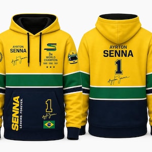 Puede incluir: Una sudadera con capucha amarilla, verde y azul marino con la marca Ayrton Senna. El frente muestra el texto Ayrton Senna, 3x World Champion 1988 1990 1991, una firma y un casco. La parte posterior muestra Ayrton Senna, el número 1 y una firma.