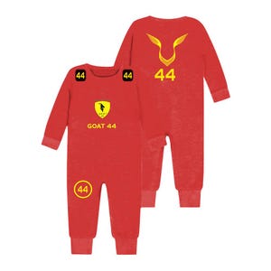 Könnte beinhalten: Roter Baby-Strampler mit einem gelben Ferrari-Logo und dem Text "GOAT 44". Der Strampler hat die Nummer "44" auf der Vorder- und Rückseite und ein gelbes Flügellogo auf der Rückseite.