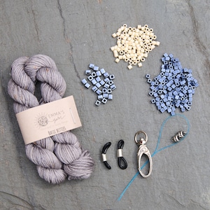 Kit per lavorare a maglia Cordillia: realizza un bracciale, un portachiavi per occhiali e un cordino con perline. immagine 18