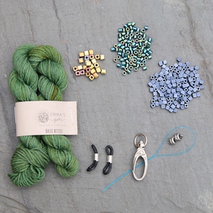 Kit per lavorare a maglia Cordillia: realizza un bracciale, un portachiavi per occhiali e un cordino con perline. immagine 17