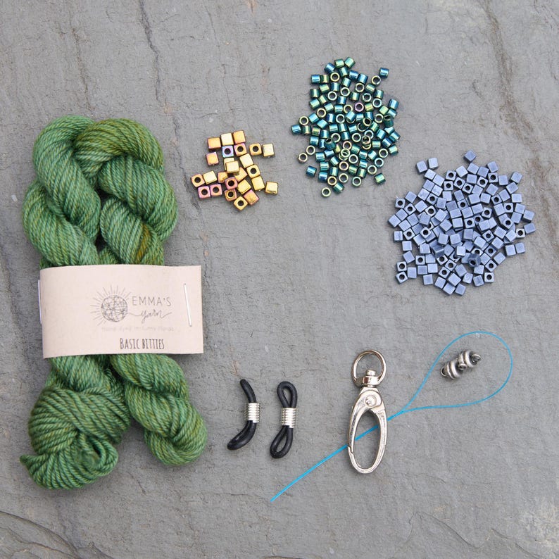 Kit per lavorare a maglia Cordillia: realizza un bracciale, un portachiavi per occhiali e un cordino con perline. immagine 17