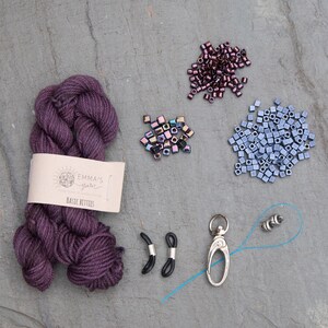 Kit per lavorare a maglia Cordillia: realizza un bracciale, un portachiavi per occhiali e un cordino con perline. immagine 16