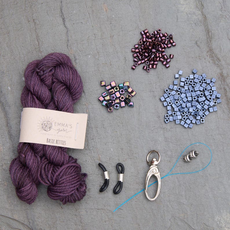 Kit per lavorare a maglia Cordillia: realizza un bracciale, un portachiavi per occhiali e un cordino con perline. immagine 16
