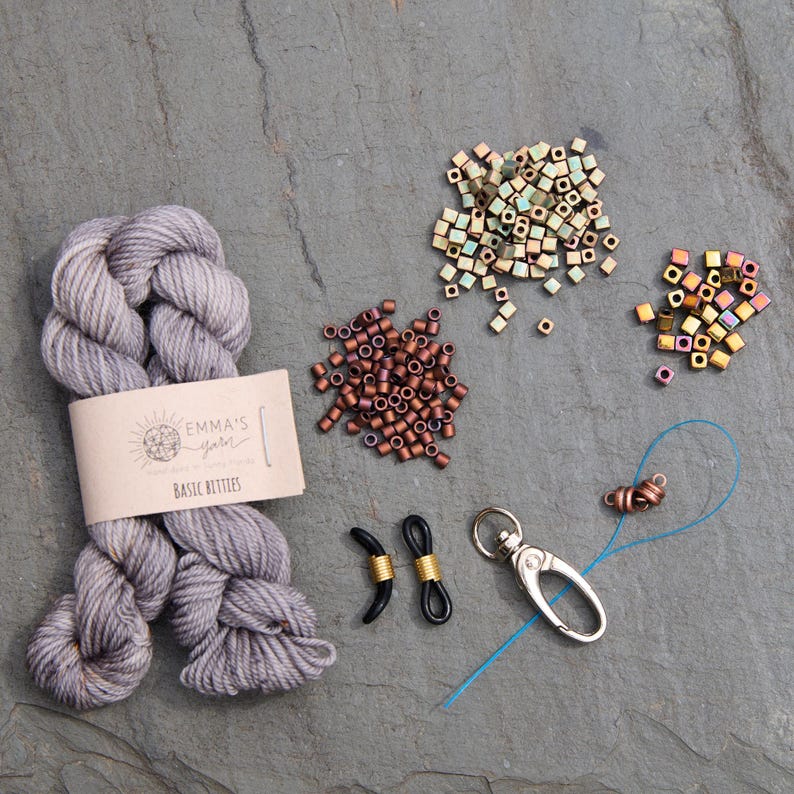 Kit per lavorare a maglia Cordillia: realizza un bracciale, un portachiavi per occhiali e un cordino con perline. immagine 10