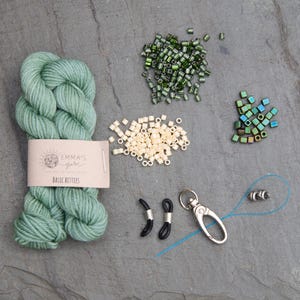 Kit per lavorare a maglia Cordillia: realizza un bracciale, un portachiavi per occhiali e un cordino con perline. immagine 13