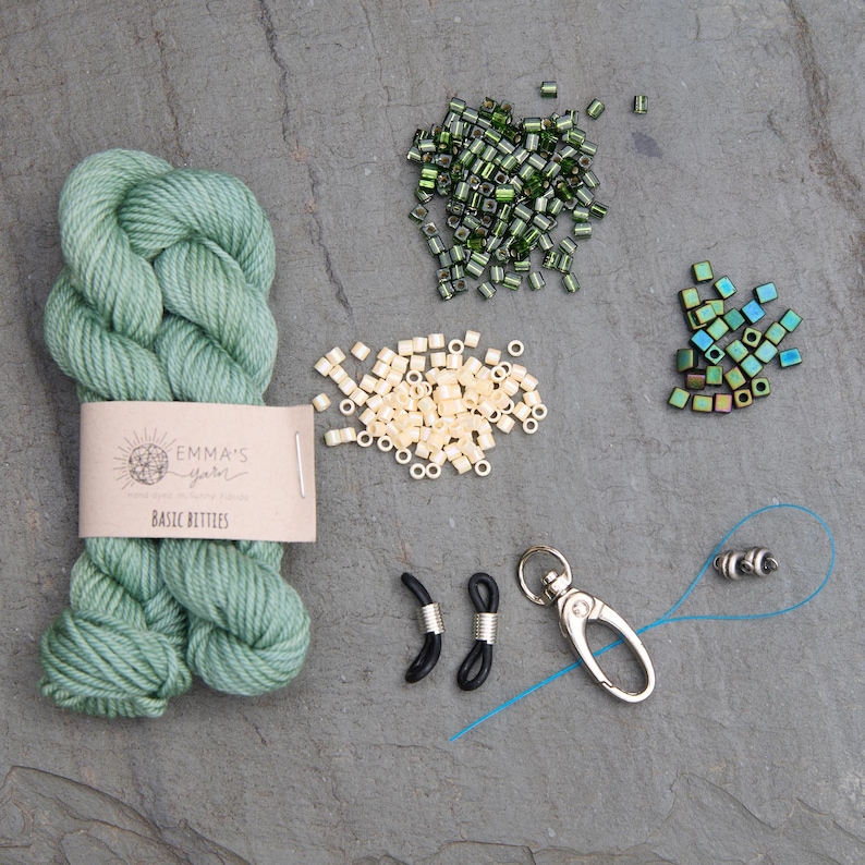 Kit per lavorare a maglia Cordillia: realizza un bracciale, un portachiavi per occhiali e un cordino con perline. immagine 13