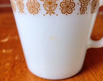 Vintage 1970s giallo farfalla oro tazza milkglass