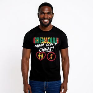 Może przedstawiać: Czarny t-shirt z napisem "GRENADIAN MEN DON'T CHEAT!" w kolorze czerwonym, zielonym i żółtym. Koszulka przedstawia serce z ludzikami i symbol zakazu oszukiwania. Koszulka jest noszona przez uśmiechniętego mężczyznę.