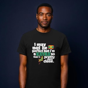 Może przedstawiać: Czarny T-shirt z białym tekstem, który brzmi "I may not be perfect but I'm a KAYAK so that's pretty darn close." Tekst jest w stylu vintage i zawiera mały obrazek flagi jamajskiej.