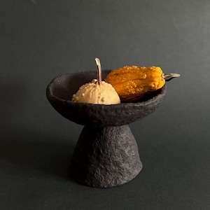 Auf Bestellung. Schwarze Wabi-Sabi Keramik Schale - Handgemachte rustikale Schale für Obst und andere Gegenstände
